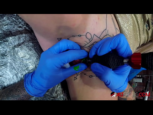 ❤️ Sully Savage-k izugarri tatuatu zuen klitorian tatuaje bat egin zuen ❤️❌ Izorratu bideoa %eu.xxxtophd.ruan ☑